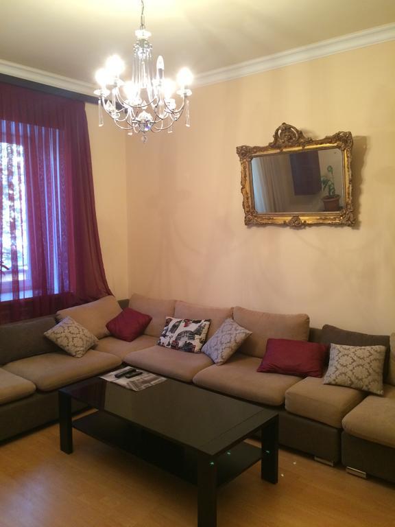 Apartment On Hanrapetutyan Street Yerevan Bagian luar foto