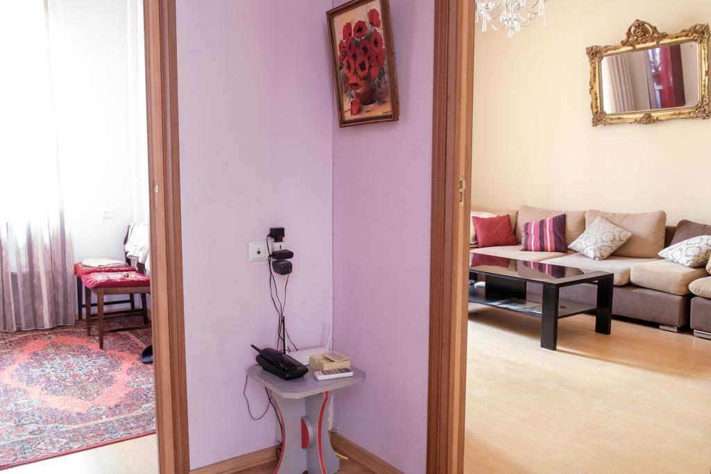 Apartment On Hanrapetutyan Street Yerevan Bagian luar foto